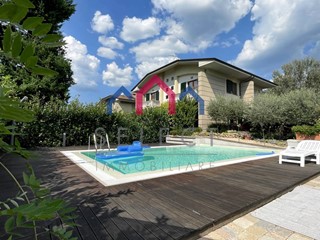 Villetta a schiera in Vendita a Barga, 420'000&euro;, 160 m²