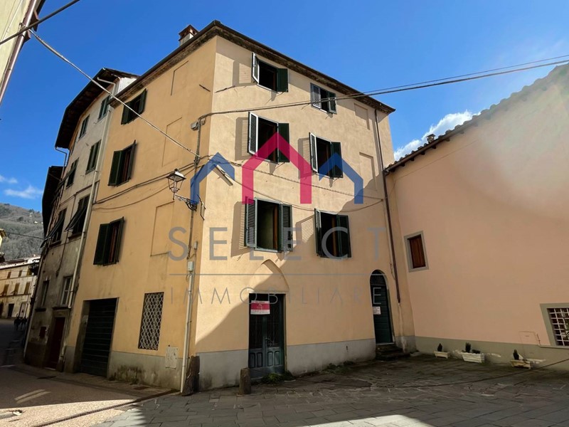 Appartamento in Vendita a Borgo a Mozzano, 165'000&euro;, 420 m²