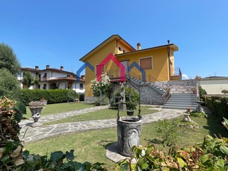 Villa in Vendita a Barga, 300'000&euro;, 450 m²
