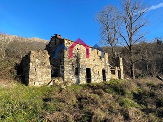 Rustico in Vendita a Bagni di Lucca, 60'000€, 140 m²