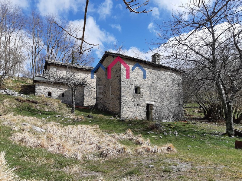 Rustico in Vendita a Fabbriche di Vergemoli, 105'000€, 250 m²
