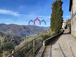 Casa Semi Indipendente in Vendita a Bagni di Lucca, 65'000€, 215 m²