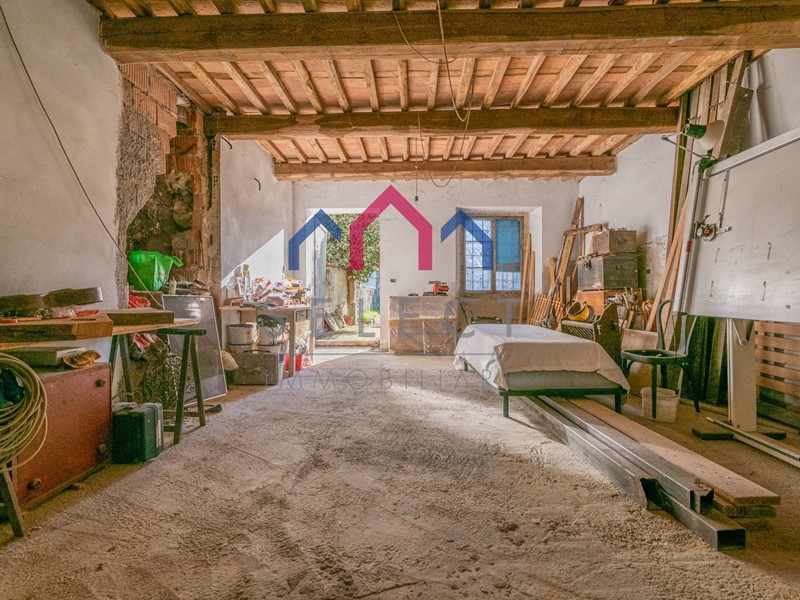 Trilocale in Vendita a Borgo a Mozzano, 110'000&euro;, 250 m²