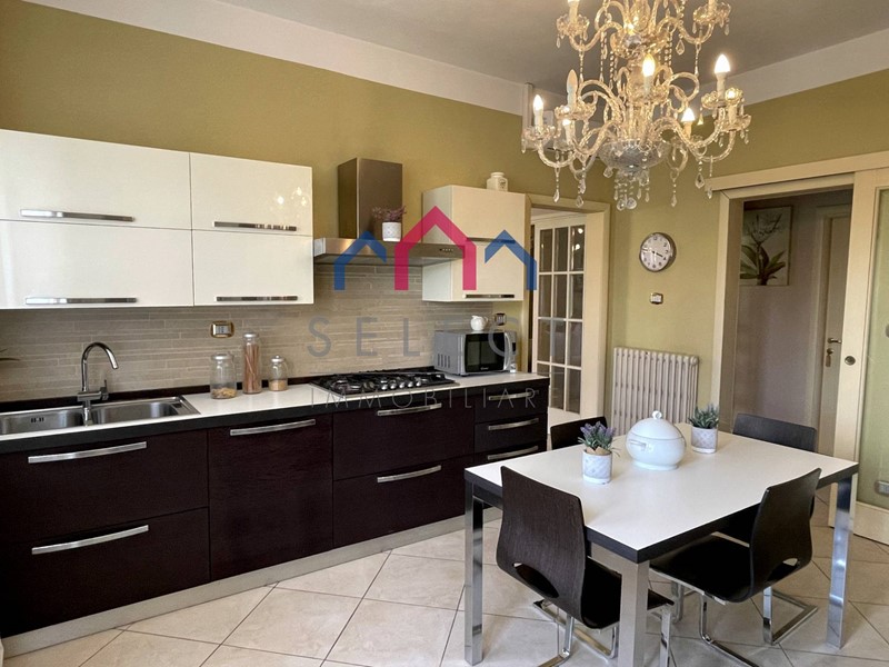 Villa in Vendita a Lucca, 595'000&euro;, 350 m²