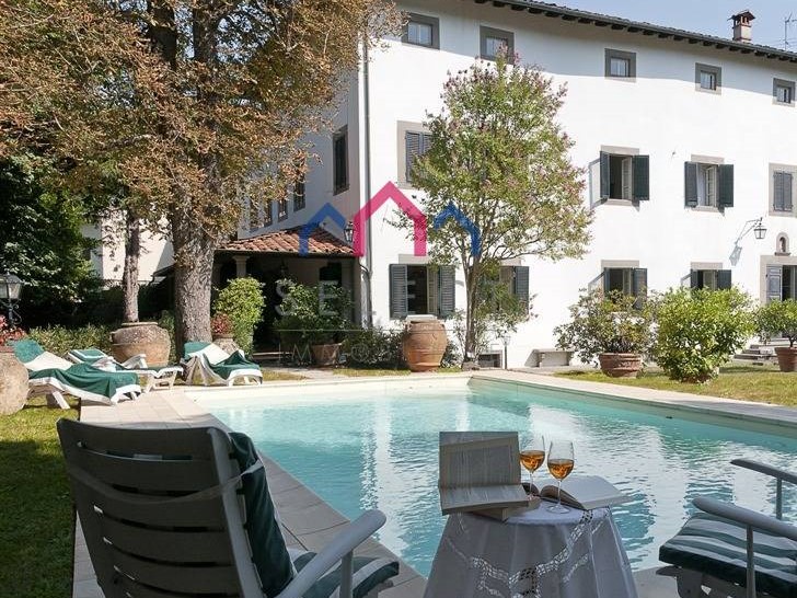 Villa in Vendita a Bagni di Lucca, 930'000€, 800 m²