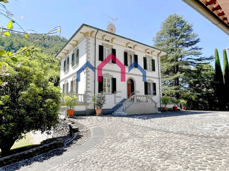 Villa in Vendita a Bagni di Lucca, 1'200'000€, 820 m²