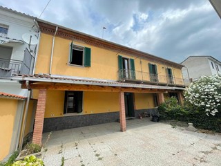 Casa Semi Indipendente in Vendita a Alessandria, 230'000€, 250 m²