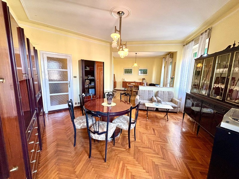 Appartamento in Vendita a Alessandria, 123'000€, 245 m²