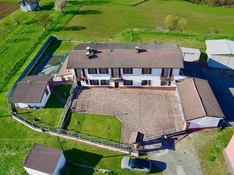 Casa Indipendente in Vendita a Felizzano, 295'000€, 220 m²