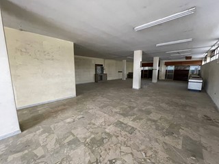 Immobile commerciale in Vendita a Ottaviano, 200'000€, 200 m²