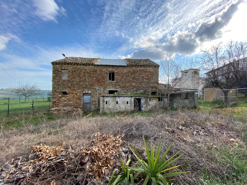 Rustico in Vendita a Monte Urano, 160'000€, 300 m²
