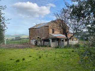 Rustico in Vendita a Monte Urano, 160'000€, 300 m²