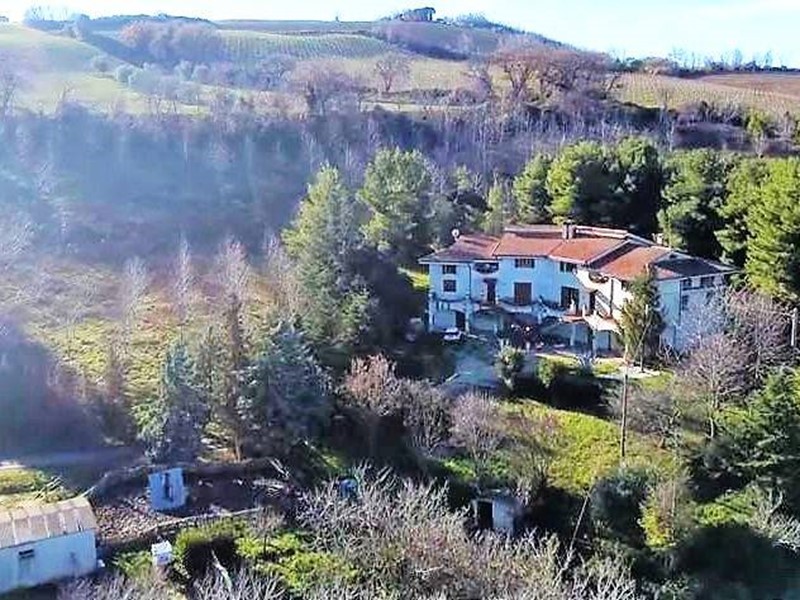 Casa Indipendente in Vendita a Fermo, 450'000€, 720 m², con Box