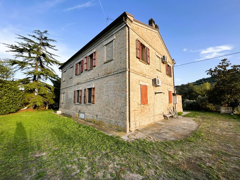 Rustico in Vendita a Fermo, 250'000€, 250 m²