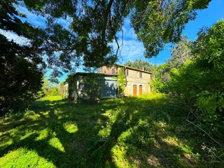 Rustico in Vendita a Fermo, 150'000€, 300 m²