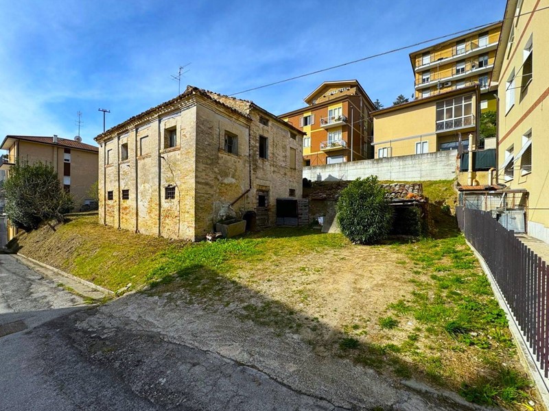 Rustico in Vendita a Sant'Elpidio a Mare, 80'000€, 230 m²