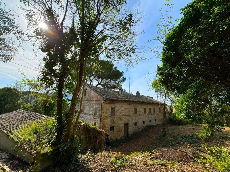 Rustico in Vendita a Sant'Elpidio a Mare, 120'000€, 400 m²