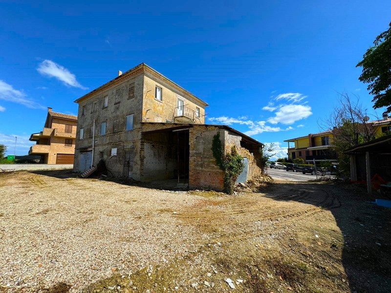 Rustico in Vendita a Montegranaro, 210'000€, 400 m², con Box