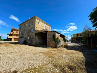 Rustico in Vendita a Montegranaro, 210'000€, 400 m², con Box