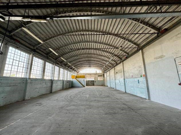 Capannone in Vendita a Fermo, 500'000€, 750 m²
