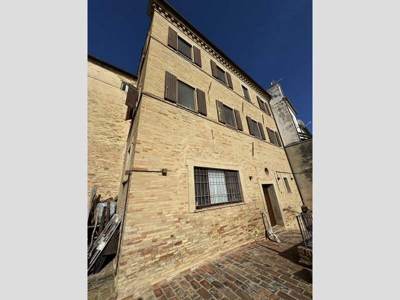 Villa in Vendita a Montegranaro, 495'000€, 352 m²