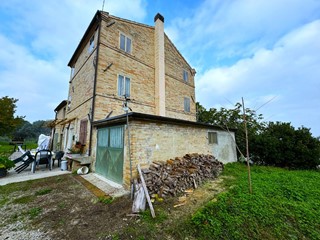 Rustico in Vendita a Montottone, 300'000€, 221 m²