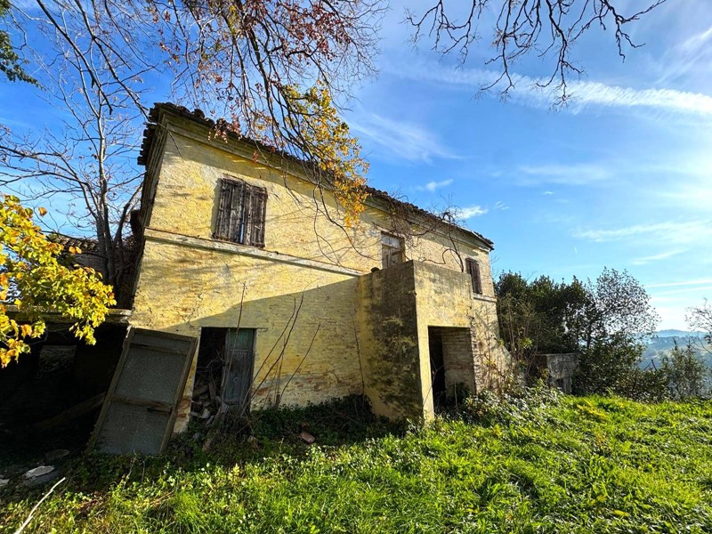 Rustico in Vendita a Montegranaro, 300 m²