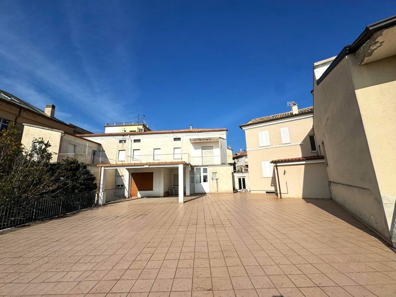 Casa Indipendente in Vendita a Montegranaro, 100'000€, 244 m²