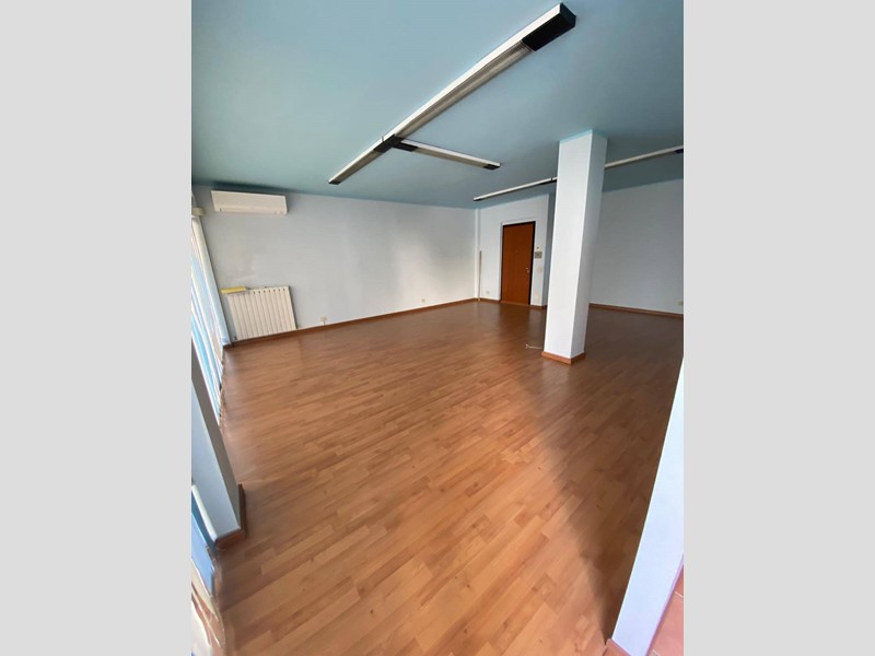 Immobile commerciale in Vendita a Fermo, 90'000€, 100 m²