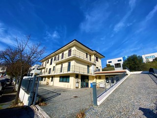 Immobile commerciale in Vendita a Porto San Giorgio, 950'000€, 1200 m²