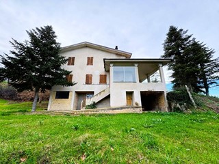 Rustico in Vendita a Montottone, 250'000€, 450 m²
