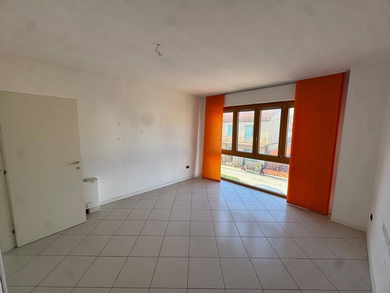 Immobile commerciale in Vendita a Porto San Giorgio, 215'000€, 178 m²