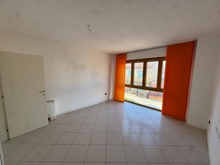 Immobile commerciale in Vendita a Porto San Giorgio, 215'000€, 178 m²