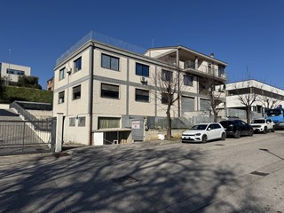 Immobile commerciale in Vendita a Porto San Giorgio, 290'000€, 309 m²