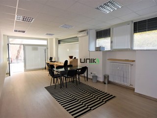 Immobile commerciale in Vendita a Porto San Giorgio, 122'000€, 41 m²