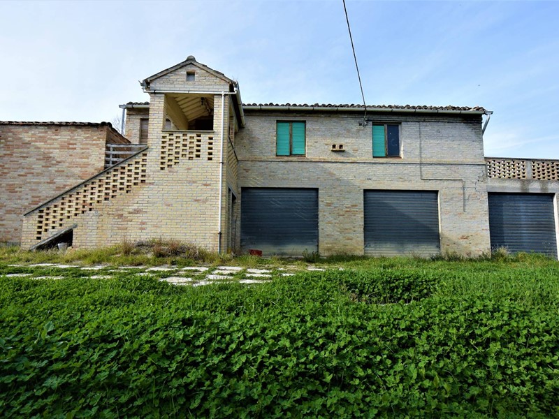 Rustico in Vendita a Fermo, 247'000€, 350 m²