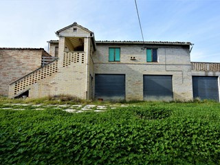 Rustico in Vendita a Fermo, 247'000€, 350 m²