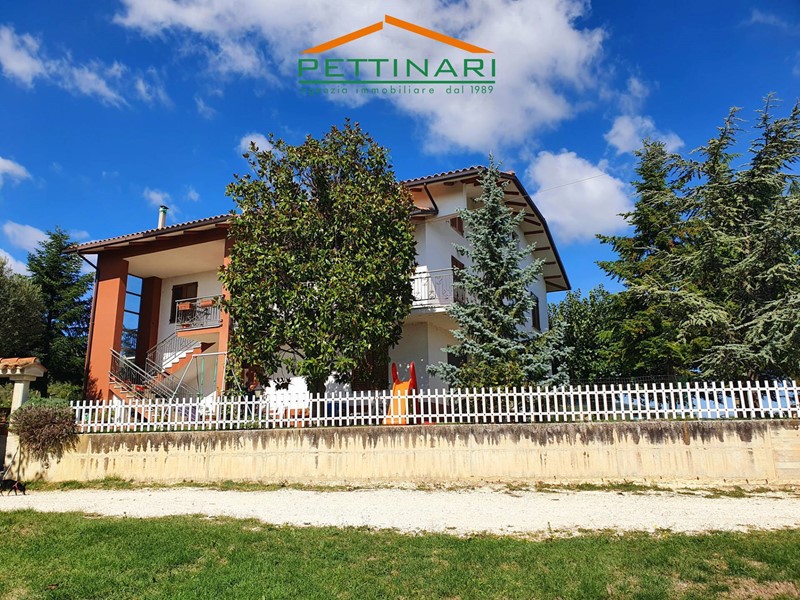 Rustico in Vendita a Treia, 430'000&euro;, 212 m²
