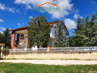 Rustico in Vendita a Treia, 430'000&euro;, 212 m²