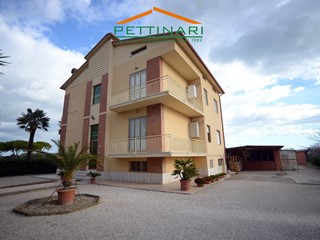 Appartamento in Vendita a Potenza Picena, 490'000&euro;, 132 m²
