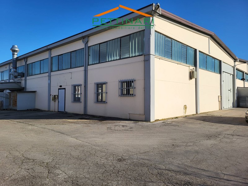 Capannone in Vendita a Recanati, 158'000&euro;, 360 m²