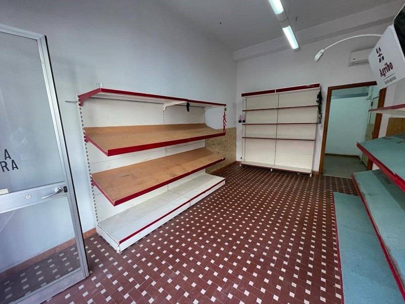Immobile commerciale in Affitto a Quartu Sant'Elena, 500€, 35 m²