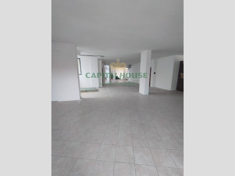 Immobile commerciale in Affitto a Caserta, 2'500€, 450 m²