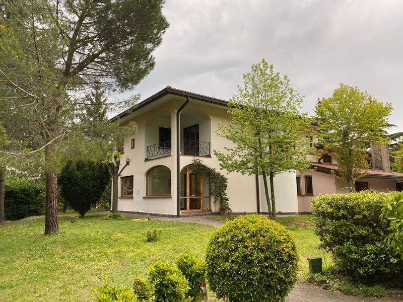 Villa in Vendita a Cairo Montenotte, 530'000€, 350 m²