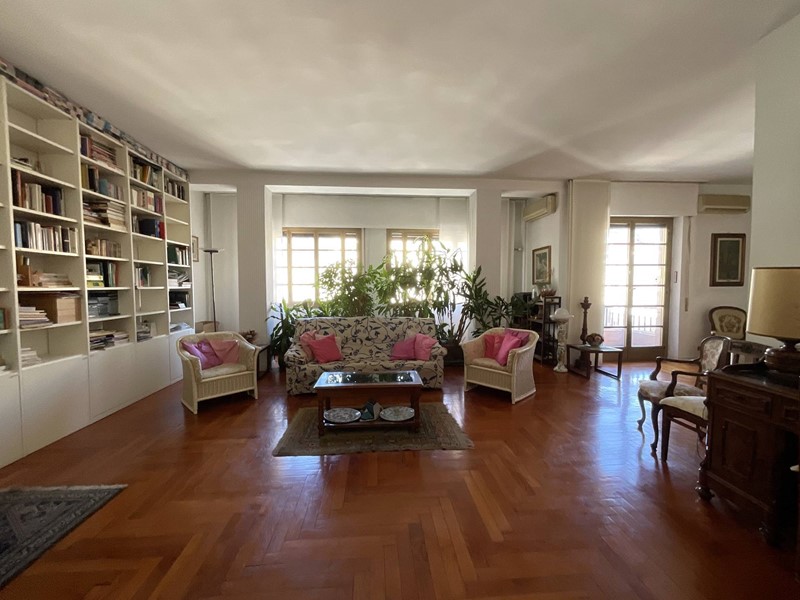 Appartamento in Vendita a Savona, 420'000€, 180 m²