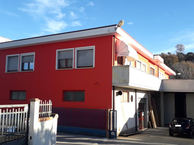 Capannone in Vendita a Manoppello, 550'000€, 960 m²