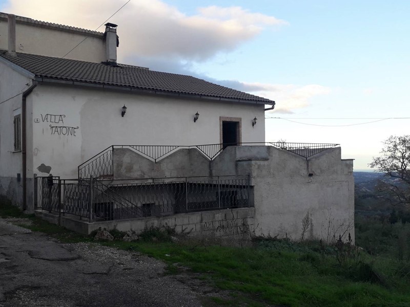Casa Indipendente in Vendita a Roccamontepiano, 110'000&euro;, 255 m²