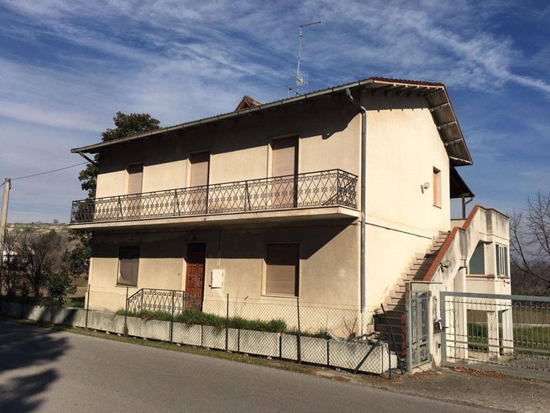 Casa Indipendente in Vendita a Alanno, 98'000€, 280 m²