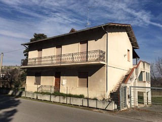 Casa Indipendente in Vendita a Alanno, 98'000€, 280 m²