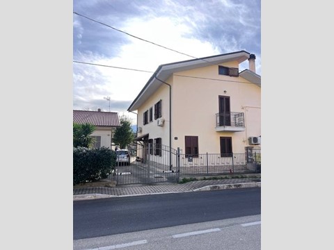 Villa in Vendita a Alanno, 179'000€, 225 m²